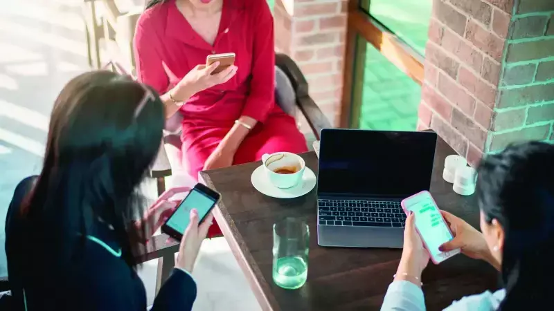 Dijital Çağın Sessiz Çığlığı: Gerçek Dostluklar Yok Oluyor Mu?