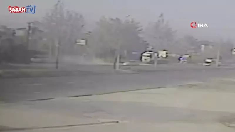 Durakta Bekleyen Çocuk ve Kadına Korkunç Kazayı Anında Engelleyen Şoförün İnanılmaz Tepkisi!