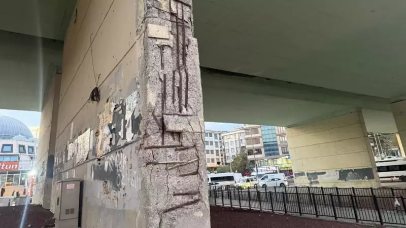 Esenyurt'ta Yaya Köprüsünde Yaşanan Tüyler Ürperten Olay: Demir Parçaları Yola Düştü!