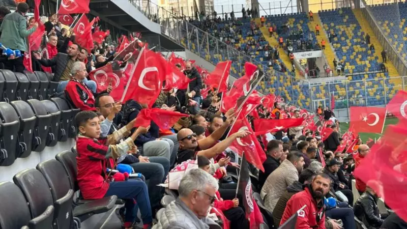 Gençlerbirliği'nde Cumhuriyet Coşkusu ve İsrail Protestosu: Tribünlerden Yükselen Tarihi Ses!