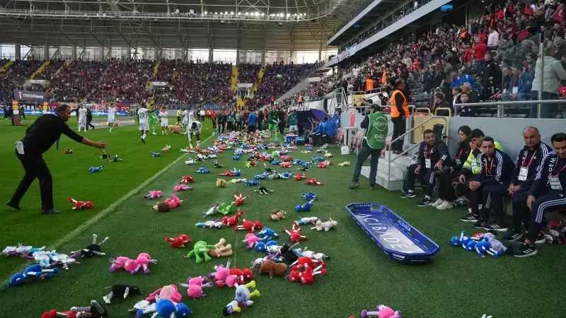 Gözyaşartan Dayanışma: Filistinli Çocuklar İçin Sahaya Oyuncak Yağdı!