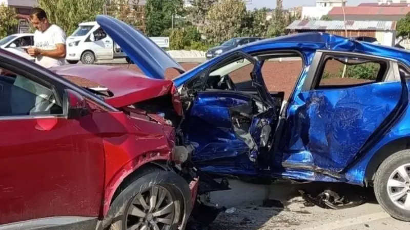 Hatay'da Feci Kaza! İki Araç Baş Başa Çarpıştı: 5 Yaralı