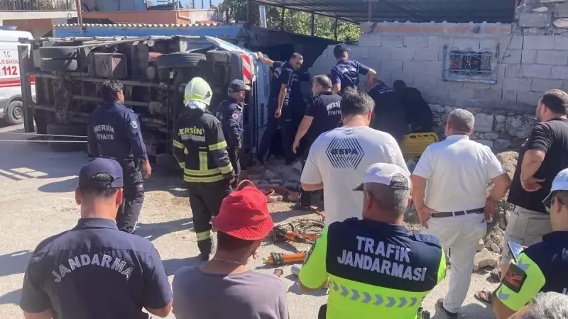 Kamyonet İki Evin Arasındaki Depoya Girdi! Yaralılar Zorlu Kurtarma Operasyonuyla Çıkarıldı