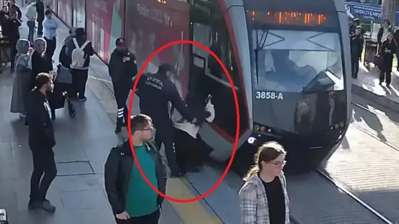 Kayseri'de Hayat Kurtaran Kahraman: Tramvayın Altında Kalmak Üzere Olan Yolcuyu Son Anda Çekip Kurtardı!