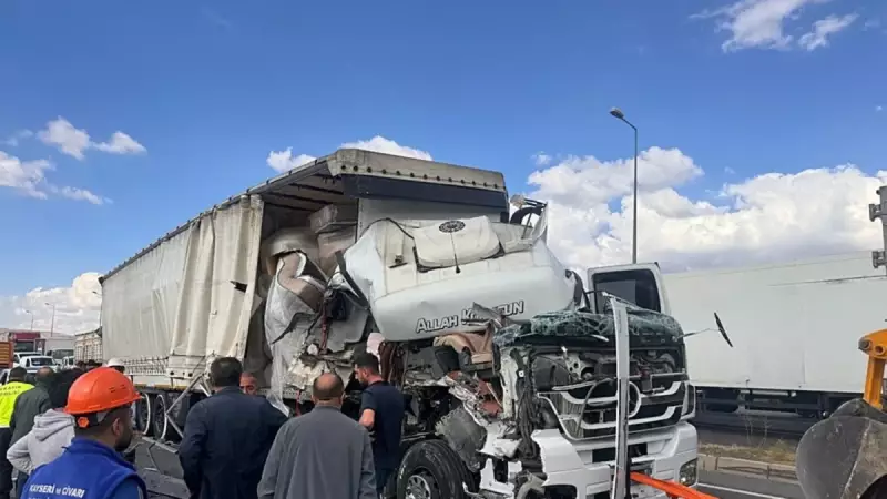 Kayseri'de Zincirleme Kaza: Araçlar Birbirine Girdi, 3 Yaralı!