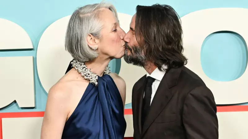 Keanu Reeves ve Alexandra Grant'ten Kırmızı Halıda Romantik Poz! İşte O Anlar
