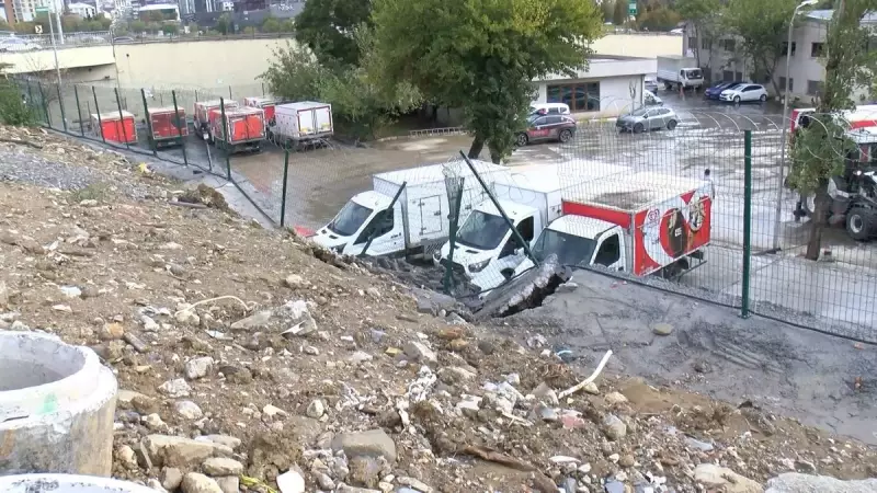 Küçükçekmece'de Fabrika Duvarı Çöktü: 3 Araç Enkaz Altında Kaldı!