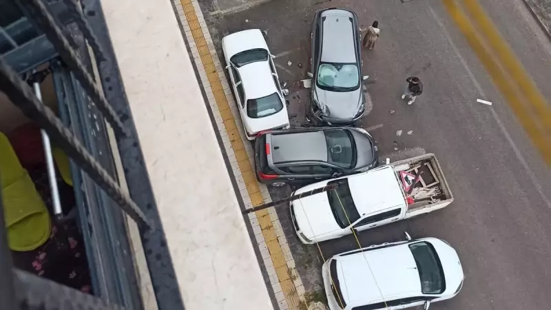 Kontrolü Kaybeden Otomobil Parktaki 5 Araca Çarparak Adeta Çarpışma Festivali Yarattı!