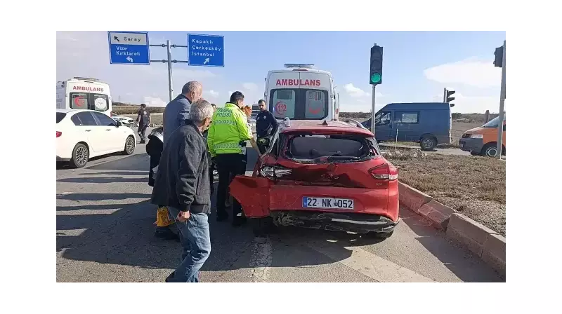 Korkunç Kaza! Hafif Ticari Araç ile Otomobil Çarpıştı: 3 Yaralı