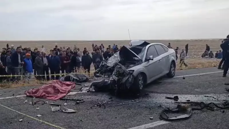 Korkunç Kaza: Otomobil Kamyonetin Arkasına Girdi, 3 Kardeş Hayatını Kaybetti!