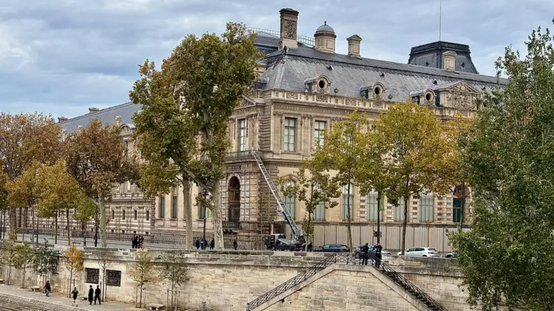 Louvre Müzesi'nde Akıl Almaz Soygun: Tarihi Eserler Tozlu Raflarda Kayboldu!