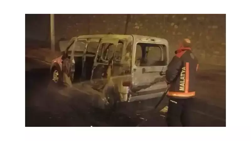Malatya'da Seyir Halindeki Otomobil Alev Aldı: Sürücü Mucizevi Şekilde Kurtuldu!
