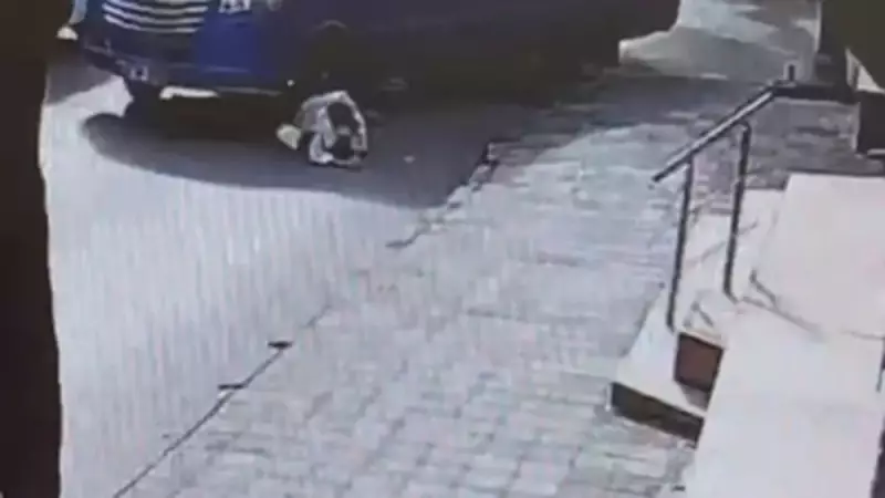 Maltepe'de Minibüs Faciası: Yaşlı Kadına Çarpan Araç Kamerada!