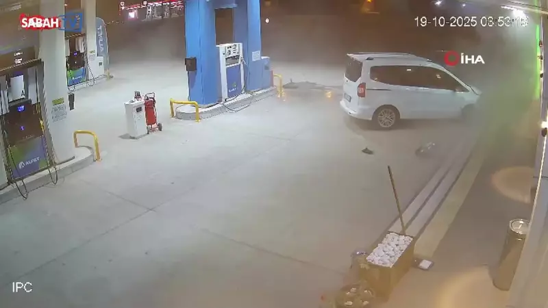 Mardin'de Akıl Almaz Kaza: Hafif Ticari Araç Benzinliğe Dalarak Alev Topuna Döndü!