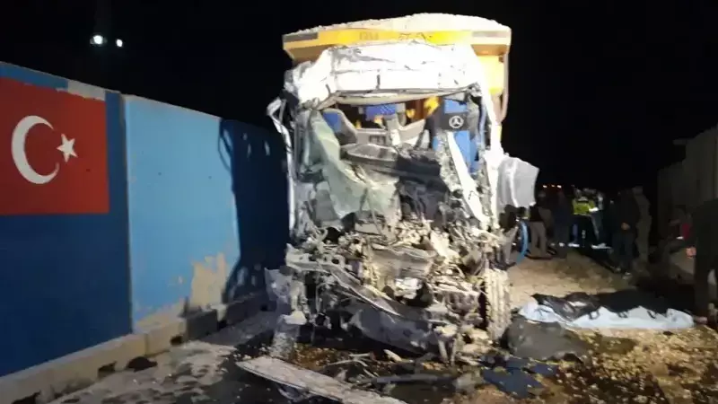 Mardin'de Feci Kaza: Tır ile Kamyon Çarpıştı, Bir Kişi Hayatını Kaybetti