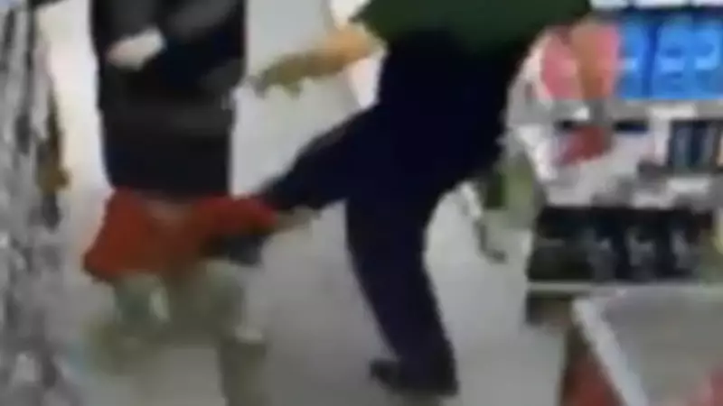 Markette Çocuğa Tekme Atan Adam Görüntüleri Sosyal Medyayı Salladı!