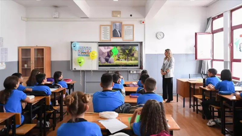 MEB'in Kıyafet Kararı Eğitimde Rahat Nefes Aldırdı: Öğretmenler ve Veliler Memnun!