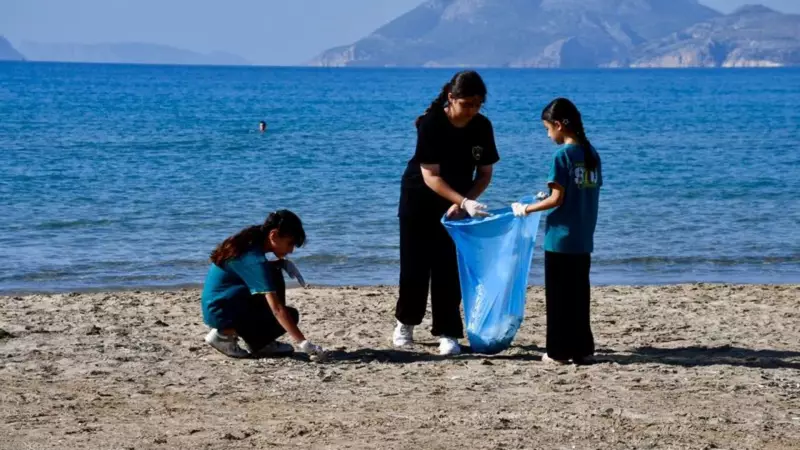 Mersin'de Genç Eller Kirlenen Doğaya Umut Oldu: Sahil Temizliğiyle Farkındalık Yarattılar!