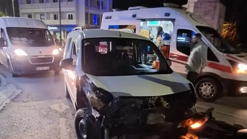 Mersin'de Korkunç Trafik Kazası: Motosiklet ile Otomobil Çarpıştı, 2 Kişi Yaralandı!