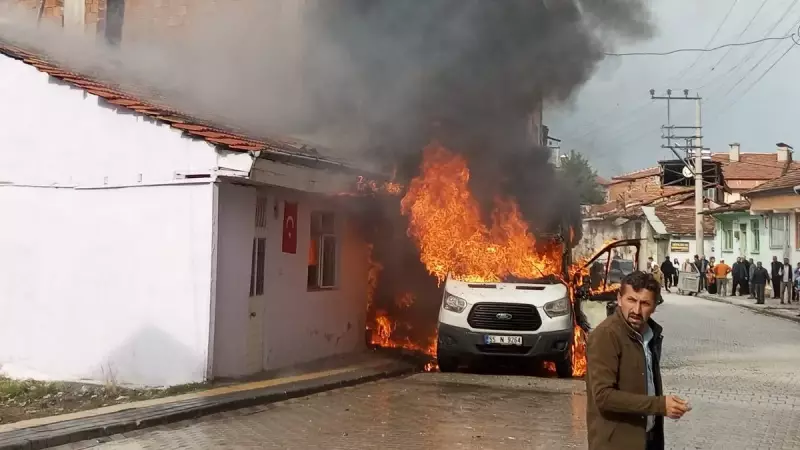 Minibüste Çıkan Yangın İki Binayı Tehdit Etti! İşte Çarpıcı Detaylar