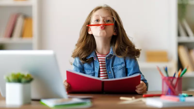 Çocuklarda Dil Öğrenme Mucizesi: Beyinlerinin Altın Çağı Ne Zaman Sönüyor?