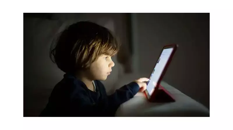Çocukların Boyunları Tehlike Altında! Mobil Cihaz Bağımlılığı 'Metin Boyun Sendromu'nu Tetikliyor