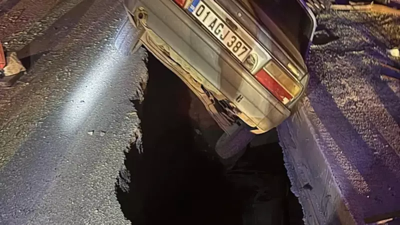 Osmaniye'de İnanılmaz Tesadüf! Aynı Çukura 1 Saat Arayla İki Araba Düştü