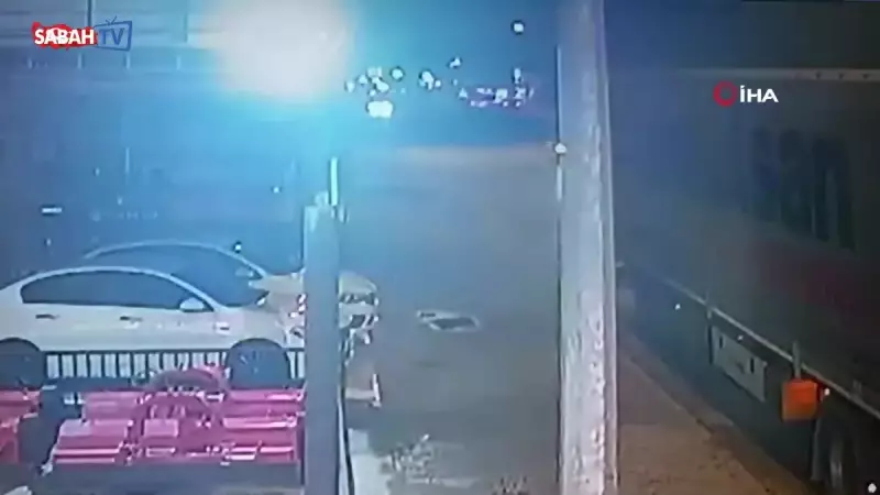 Park Halindeki Tıra Çarpan Motosikletin Saniye Saniye Görüntüleri: Genç Hayatını Kaybetti!