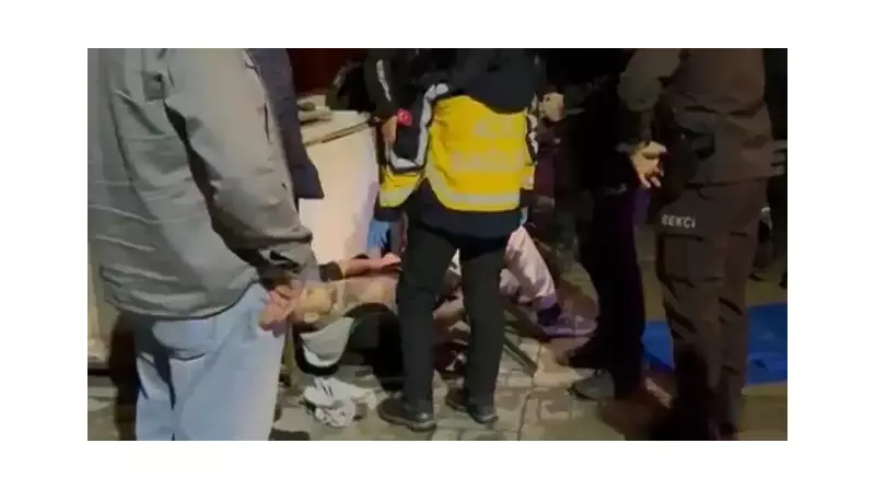 Parkta Çıkan Kavga Kanlı Bitti! Genç Adam Bıçaklanarak 5 Yerinden Yaralandı