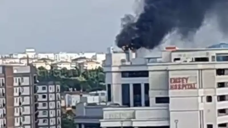 Pendik'teki Özel Hastanede Korku Dolu Anlar: Çatı Alev Alev Yanıyor!