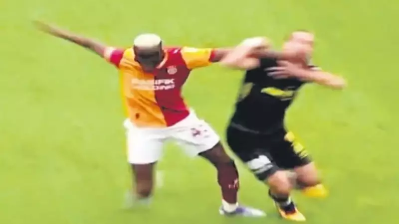 Sahada Deprem Etkisi Yaratan Kırmızı Kart! Hakemin Tartışılan Kararı Futbol Dünyasını İkiye Böldü