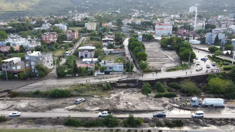 Sel Felaketi Yolu Kapattı: Çamur Denizine Dönen Karayolu Trafiği Felç Etti!