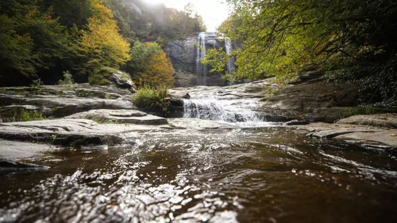 Sonbaharın Büyüleyici Tablosu: Fay Kırığından Doğan Su Üstü Şelalesi Ziyaretçilerini Bekliyor