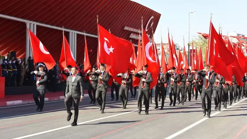 İstanbul Göğü Kırmızı Beyaz'a Büründü: Cumhuriyet Coşkusu Yer Yerinden Oynadı!