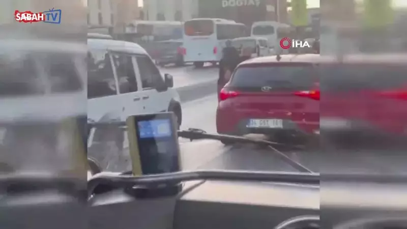 İstanbul'da Akıl Almaz Trafik Cinneti: Özel Araç Sürücüsü İETT Otobüsünün Önünü Kesti!