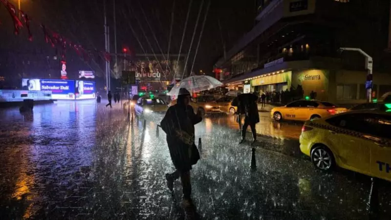 İstanbul'da Gök Delindi! Ani Sağanak ve Fırtına Hayatı Felç Etti - Dolu Yağışı Uyarısı
