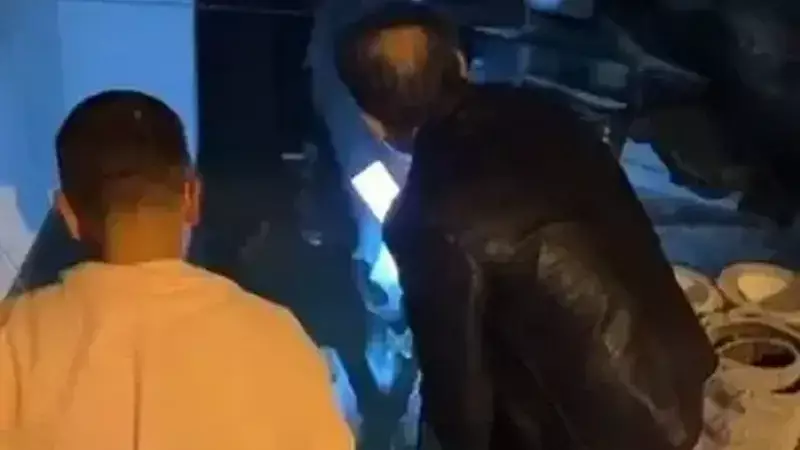 İstanbul'da Gök Delindi! Dolu ve Sağanak Yağış Dükkanları Göle Çevirdi