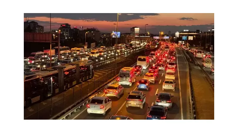İstanbul'da Trafik Felç Oldu: Yoğunluk %87'ye Fırladı, Şehir Adeta Durdu!