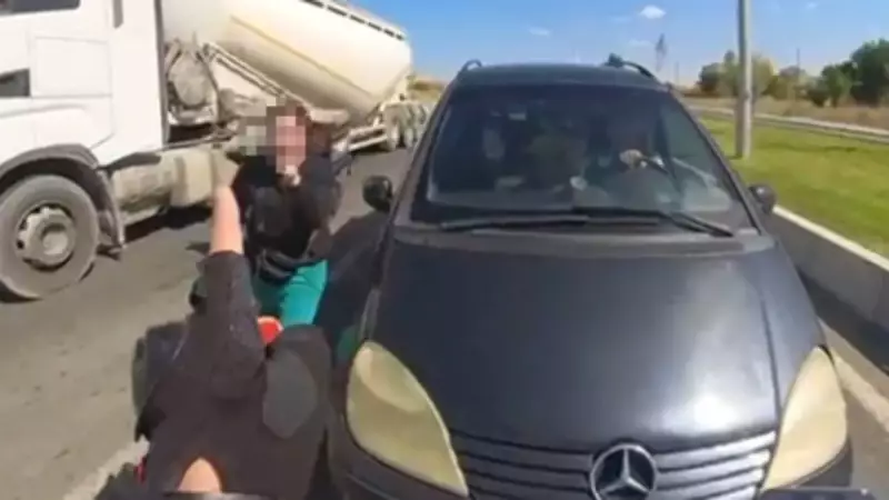 İstanbul'da Trafik Kavgası Kanlı Bitti: Motokurye Otomobilin Camını Kırarak Sürücüyü Yumrukladı!