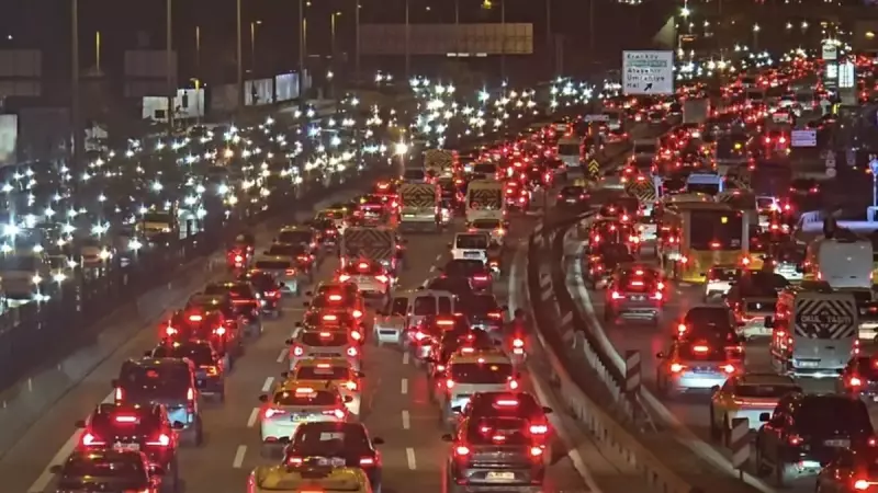 İstanbul'da Trafik Kilitlendi: Yoğunluk Rekor Seviyede! Şehirde Hayat Durma Noktasında