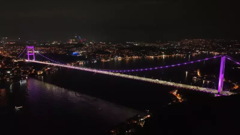 İstanbul'un İki Dev Köprüsü Pembe Işıklarla Meme Kanseri Farkındalığına Işık Tutuyor!