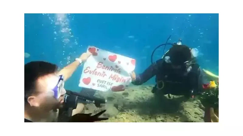 Sualtında Nefes Kesen Evlilik Teklifi: Yüzüğü Dalış Kıyafetiyle Taktı!