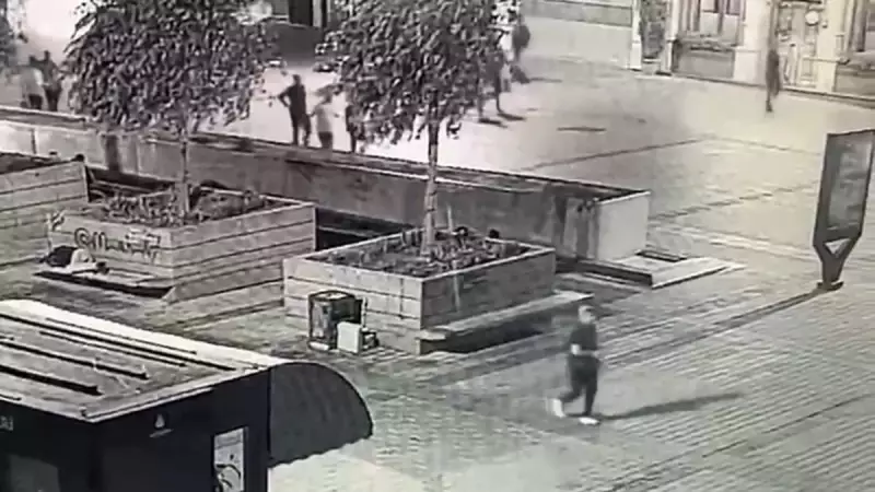 Taksim'de Bankta Uyuyan Adamın Telefonunu Çaldı, Kaçarken Suçüstü Yakalandı!