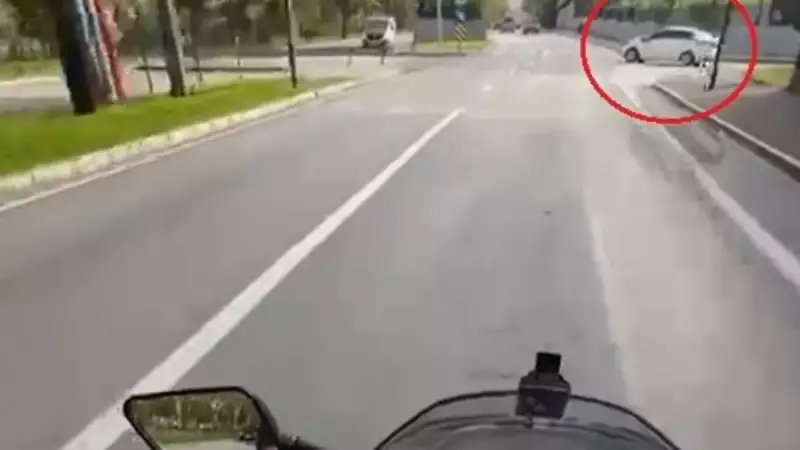 Trafikte Ani Manevra Yapan Sürücüye Motosikletliden Sert Tepki: Dikiz Aynası Yerinde Duramadı!