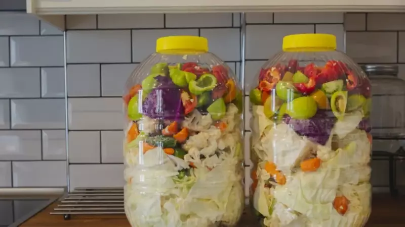 Turşu Kurmanın Püf Noktası: Kavanozlarınızı Böyle Hazırlayın, Turşunuz Asla Yumuşamasın!