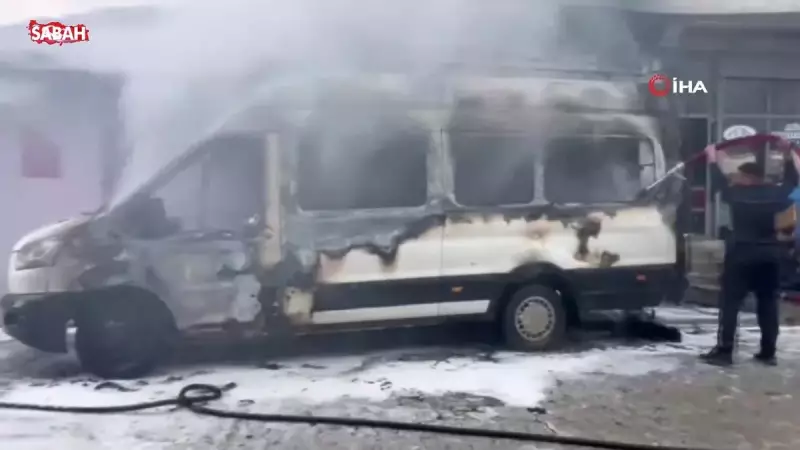 Vezirköprü'de Minibüs Alev Alev! İşte O Anların Çarpıcı Görüntüleri