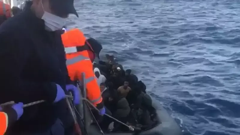 İzmir Açıklarında Lastik Bot Operasyonu: 86 Düzensiz Göçmen Yakalandı!