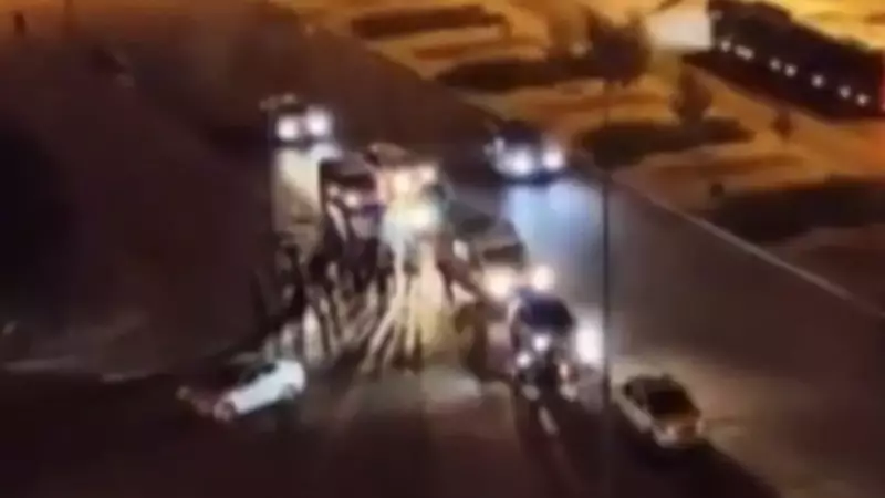 İzmir'de Akşam Yürüyüşü Kâbusa Döndü: 20 Yaşındaki Genç Sokak Ortasında Bıçaklandı!