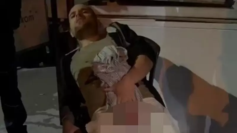 İzmir'de Parkta Kanlı Hesaplaşma: Genç Adam 5 Yerinden Bıçaklandı!