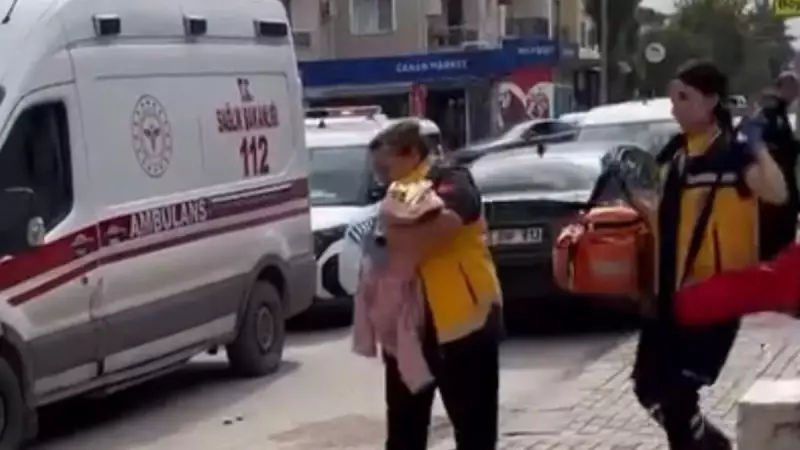 İzmir'de Yürek Burkan Manzara: Cami Avlusuna Terk Edilen Bebek İçin Acil Müdahale